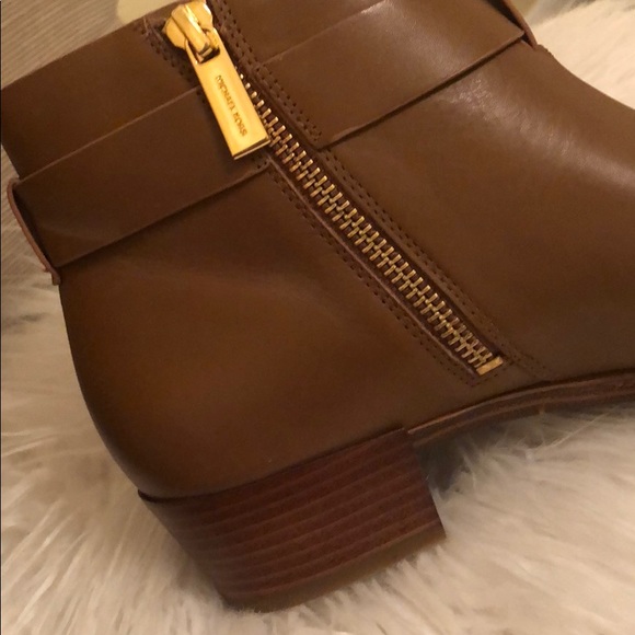 🆕 MICHAEL KORS leather booties. - Picture 3 of 7